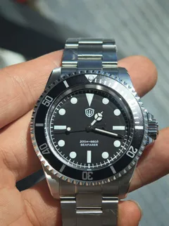 Watchdives WD5514Q with matte black dial, white indices and Benz hands on the 3-link bracelet (the brand's temporary photo)