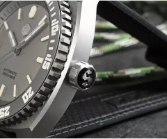 San Martin SN027-T3 crown with S logo and bezel, close-up