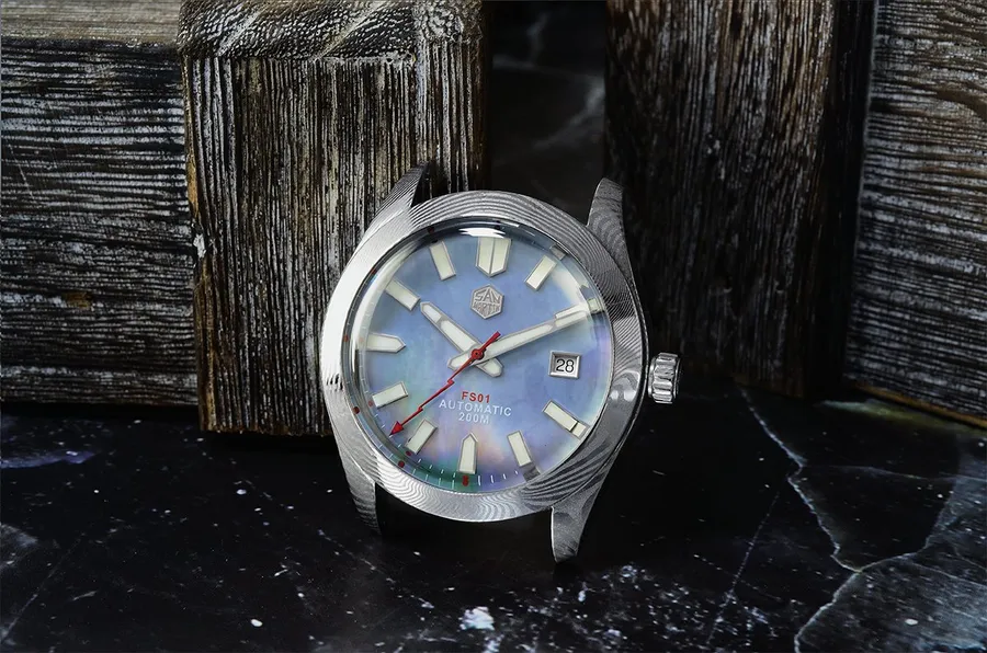 San Martin FS-01 Barracuda Eye in Damascus steel with mother-of-pearl dial and date at 3