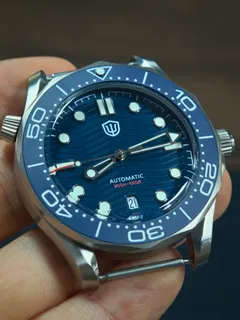 Watchdives WD007 Top Hat with blue wave dial, hands-on