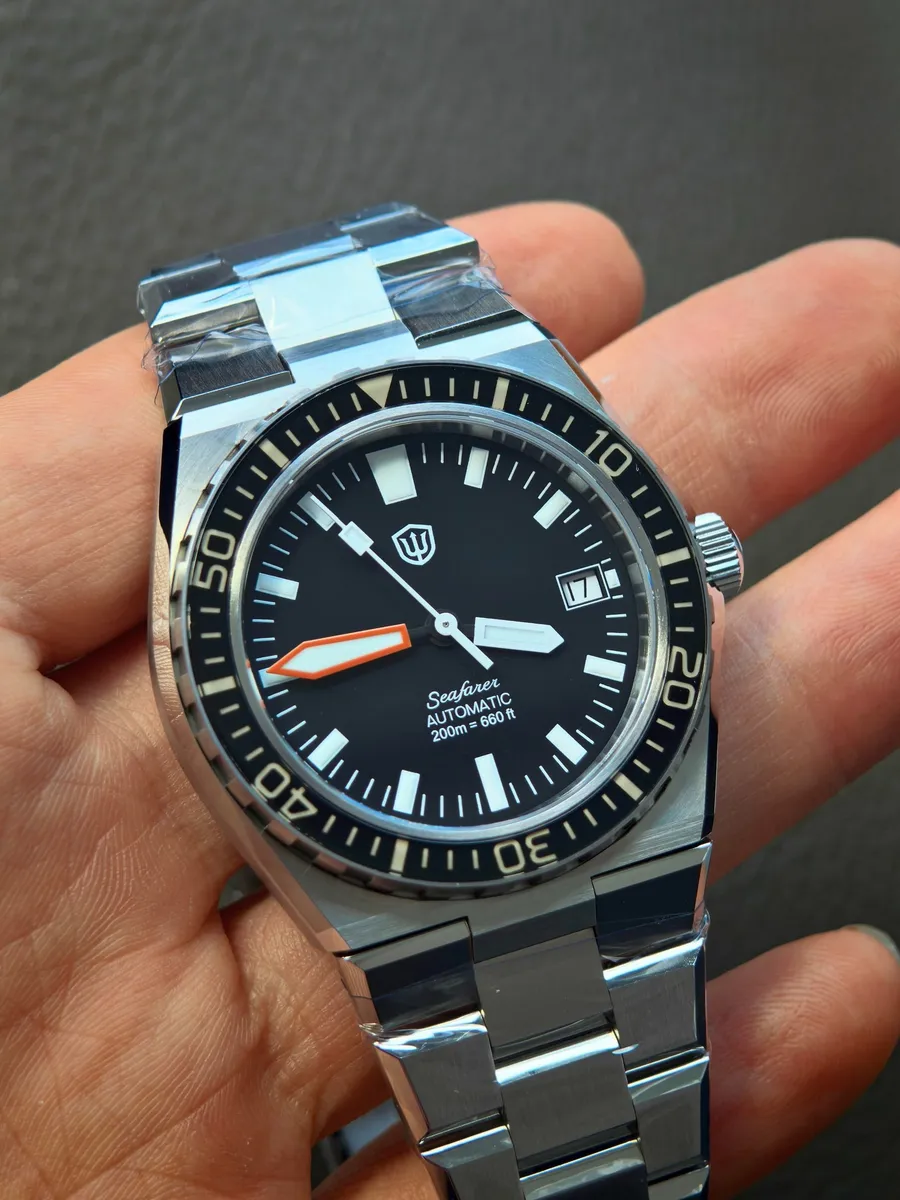 Watchdives WD0017B with printed matte black date dial, hands-on