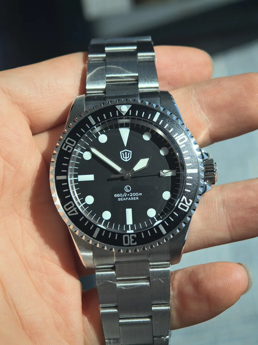 Watchdives WD5514Q with matte black dial, printed indices and sword hands on the 3-link bracelet (the brand's temporary photo)