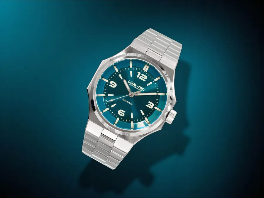 Lüm-Tec Eclipse E3 with ocean blue sunburst dial on its integrated steel bracelet