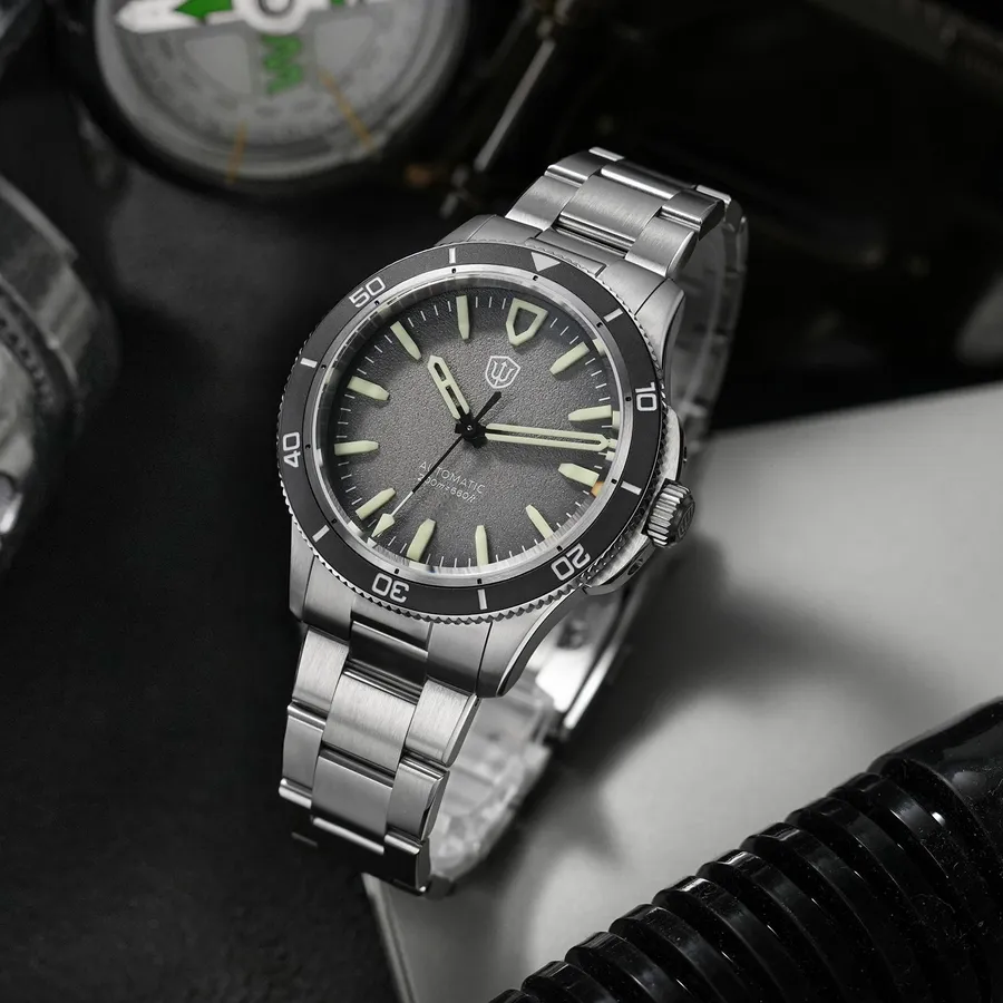 Watchdives WD0019 with dark grey gradient dial and black bezel on the three-link bracelet