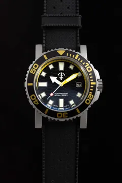 Pook Kompressor WKR03003 in steel with black wave dial, yellow hands and black-and-yellow dive bezel