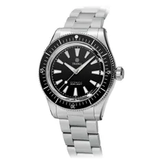 Traska Freediver, black dial, three-quarter view