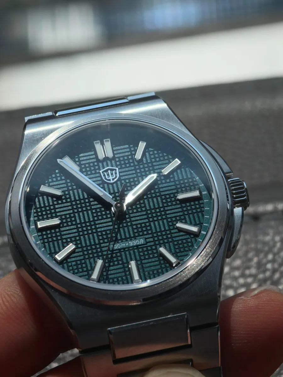 Watchdives WD2007A with teal blue textured dial on the integrated bracelet