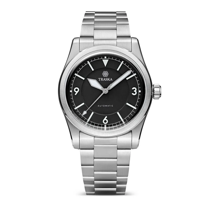 Traska Summiteer 36, black dial, on bracelet, front view