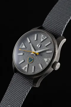 Pook Osasto Törni grey dial seen at an angle