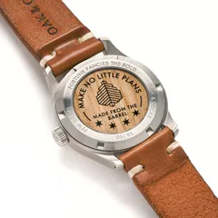 Oak & Oscar Olmsted FEW Edition, caseback set with a coin of FEW bourbon barrel oak