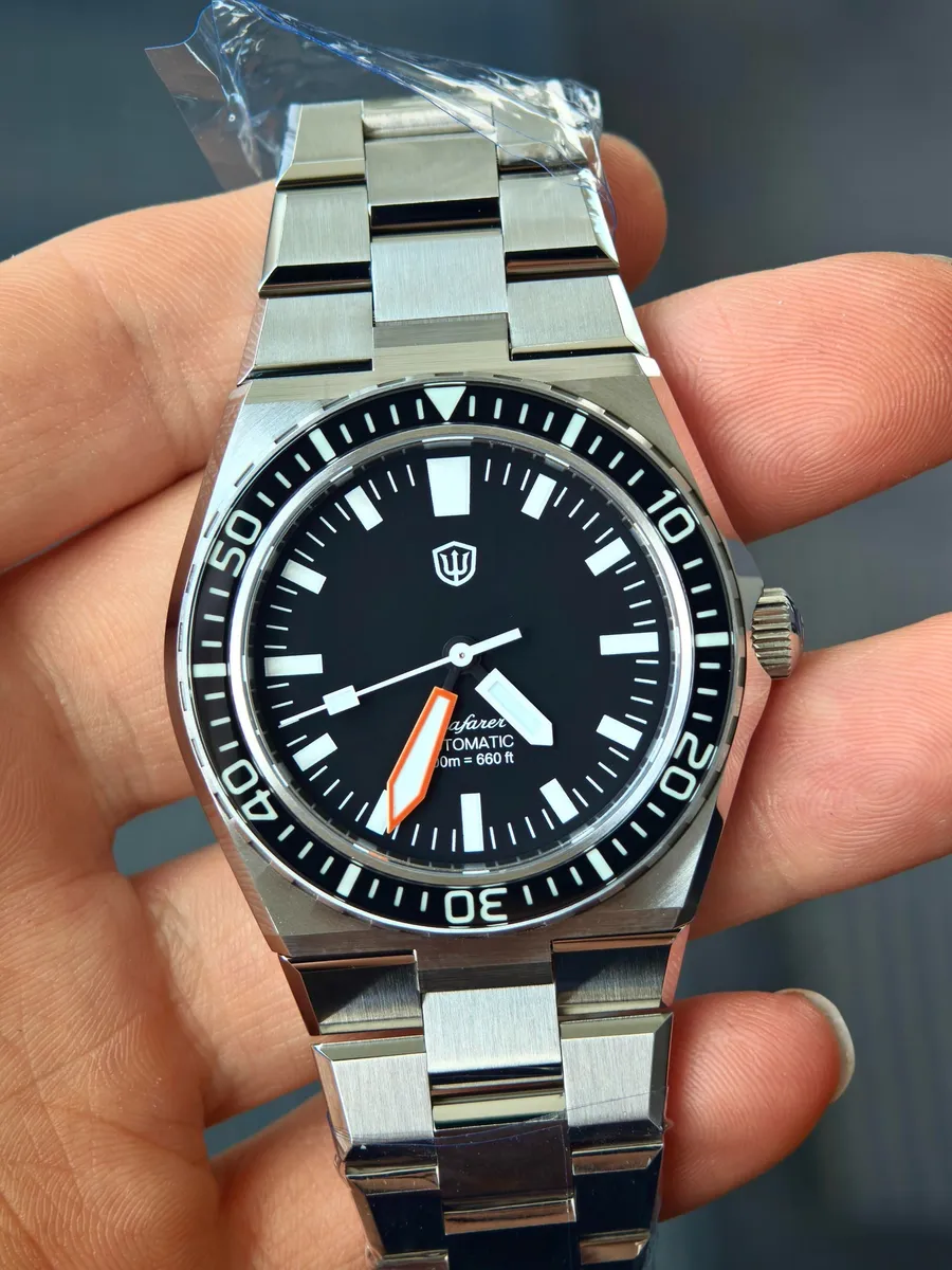 Watchdives WD0017B with printed matte black no-date dial on the three-link bracelet