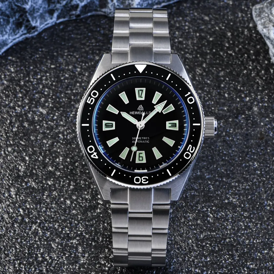 Heimdallr H14 with black no-date dial and black bezel on steel bracelet, front view