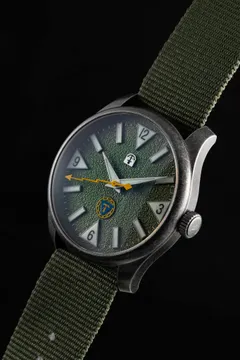 Pook Osasto Törni green dial seen at an angle