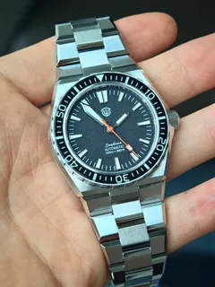 Watchdives WD0017B with fine-grained textured dial and applied indices, hands-on