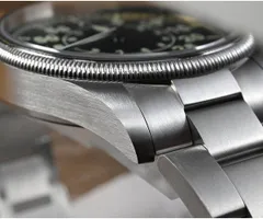 San Martin SN033-G coin-edge bezel and bracelet detail