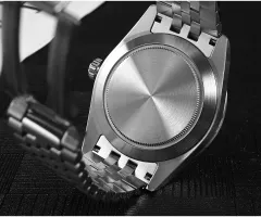 Brushed screw-down caseback of the San Martin SN0053-G