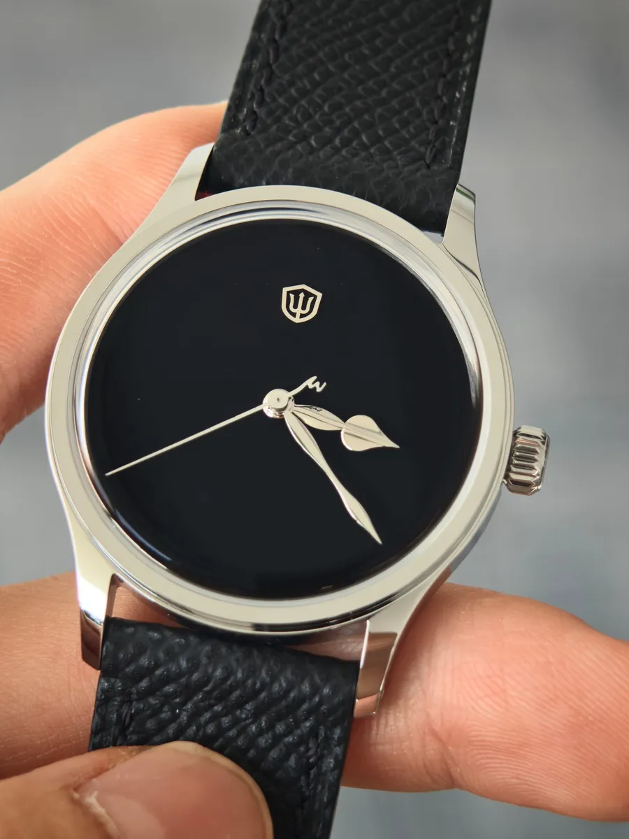 Watchdives WD2008B with Musou black dial without indices on a black leather strap