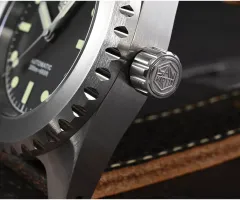 San Martin SN029-G2 screw-down crown with hexagon logo, close-up
