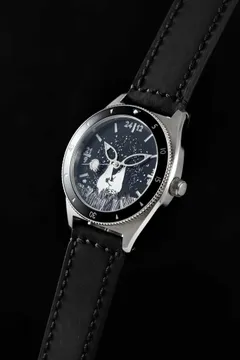 Pook Pyrstötähti Moomin watch with starry comet artwork dial and black bezel on a black strap