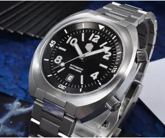 San Martin SN066-G, angled view of case and bracelet