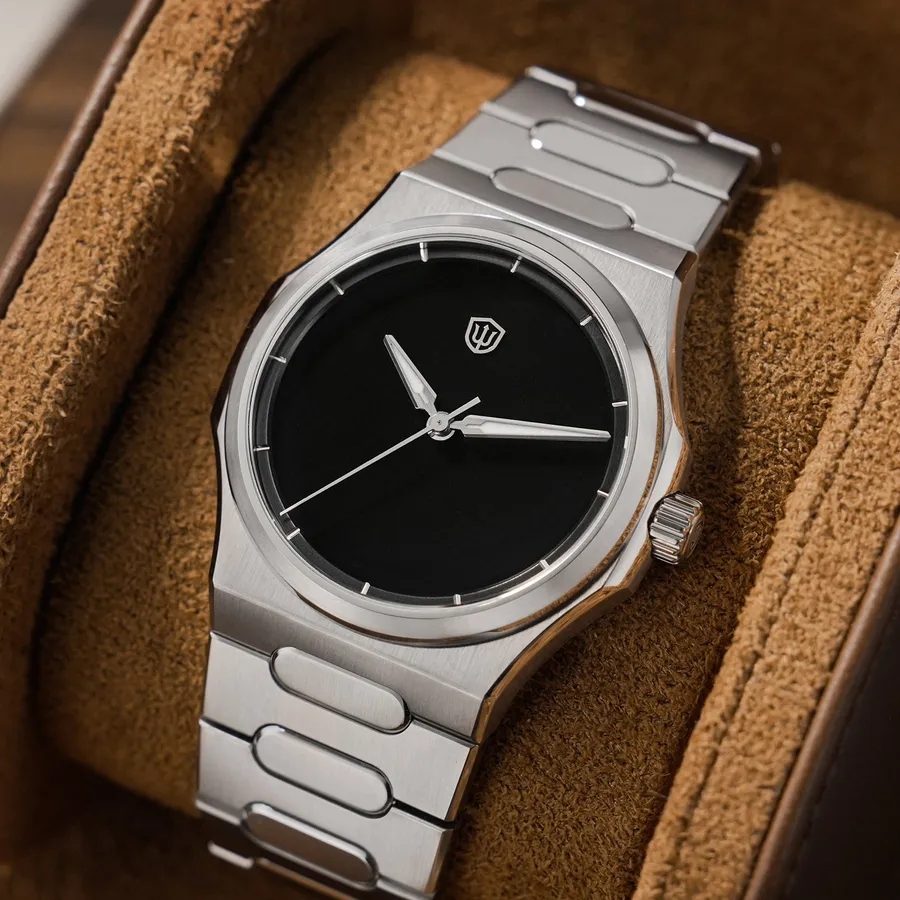 Watchdives WD0016 MUSOU with super-black dial and hour indices on its integrated bracelet