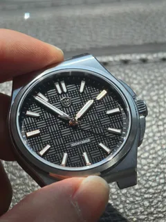 Watchdives WD2007A with black textured dial on the integrated bracelet