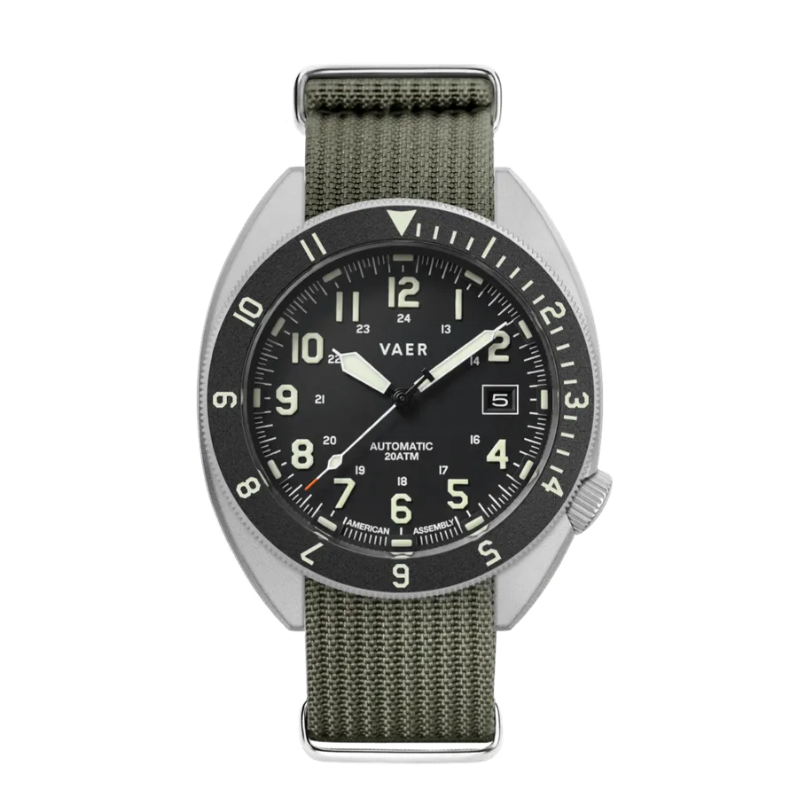 Vaer A4 Tactical Field Auto 41.5mm, bead-blasted steel, on olive single-pass strap