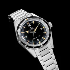 Thorn T026B at an angle showing the black dive bezel and steel bracelet