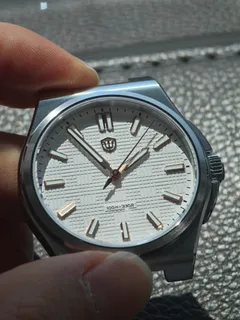 Watchdives WD2007A with white textured dial