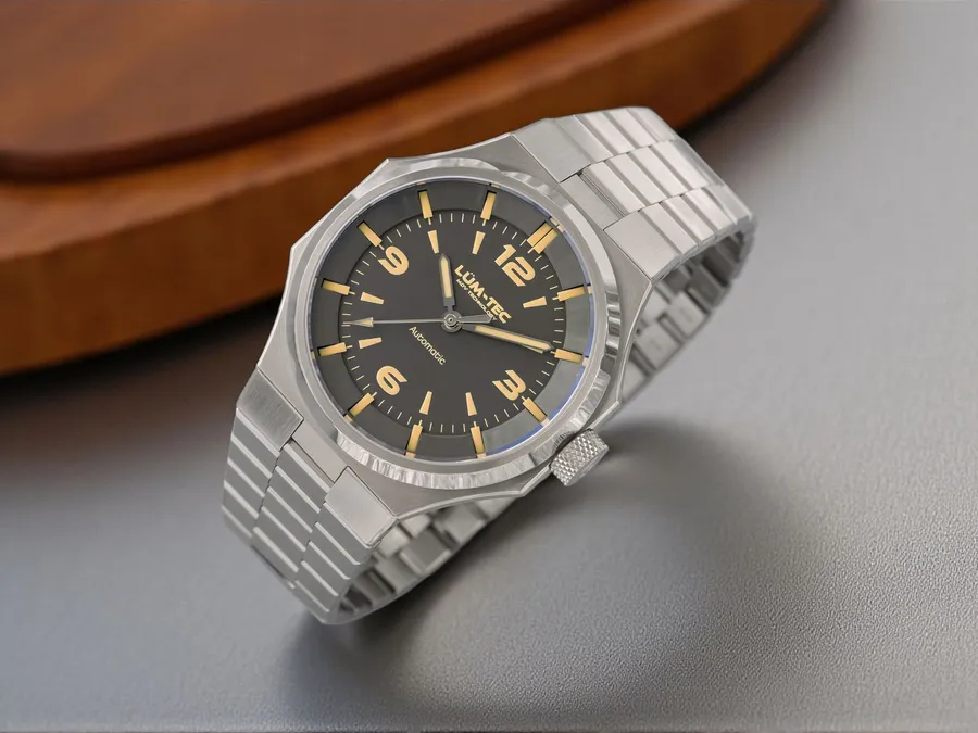 Lüm-Tec Eclipse E1 with charcoal grey dial on its integrated steel bracelet