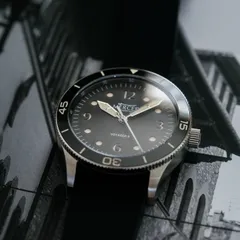 Mercer Voyager II Ebony seen at an angle